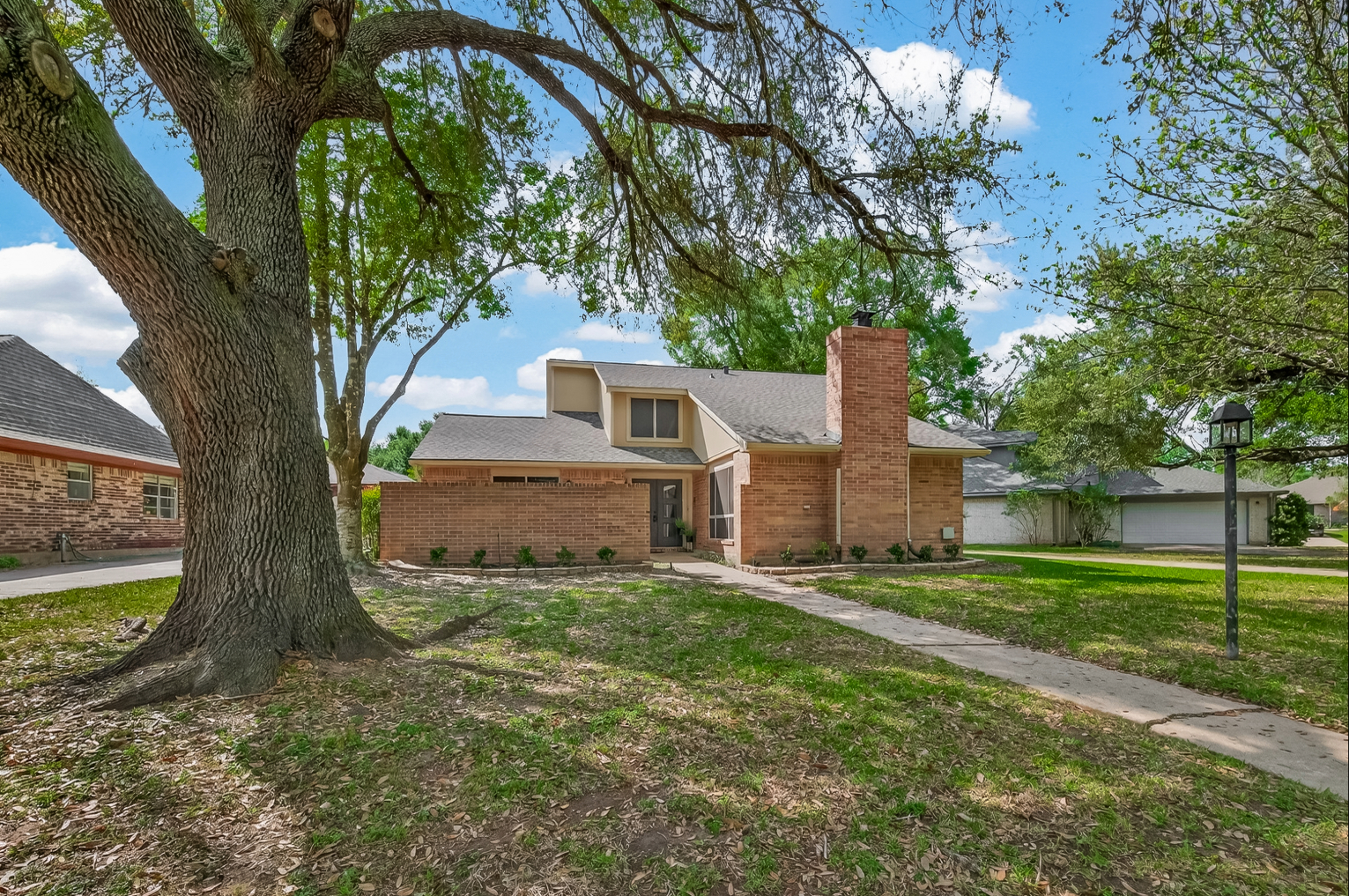 FOR SALE – MISSOURI CITY, TX – HOUSTON SUBURBS – BEAUTIFUL ELEGANCE-  ON GOLF COURSE NEAR CLUB!