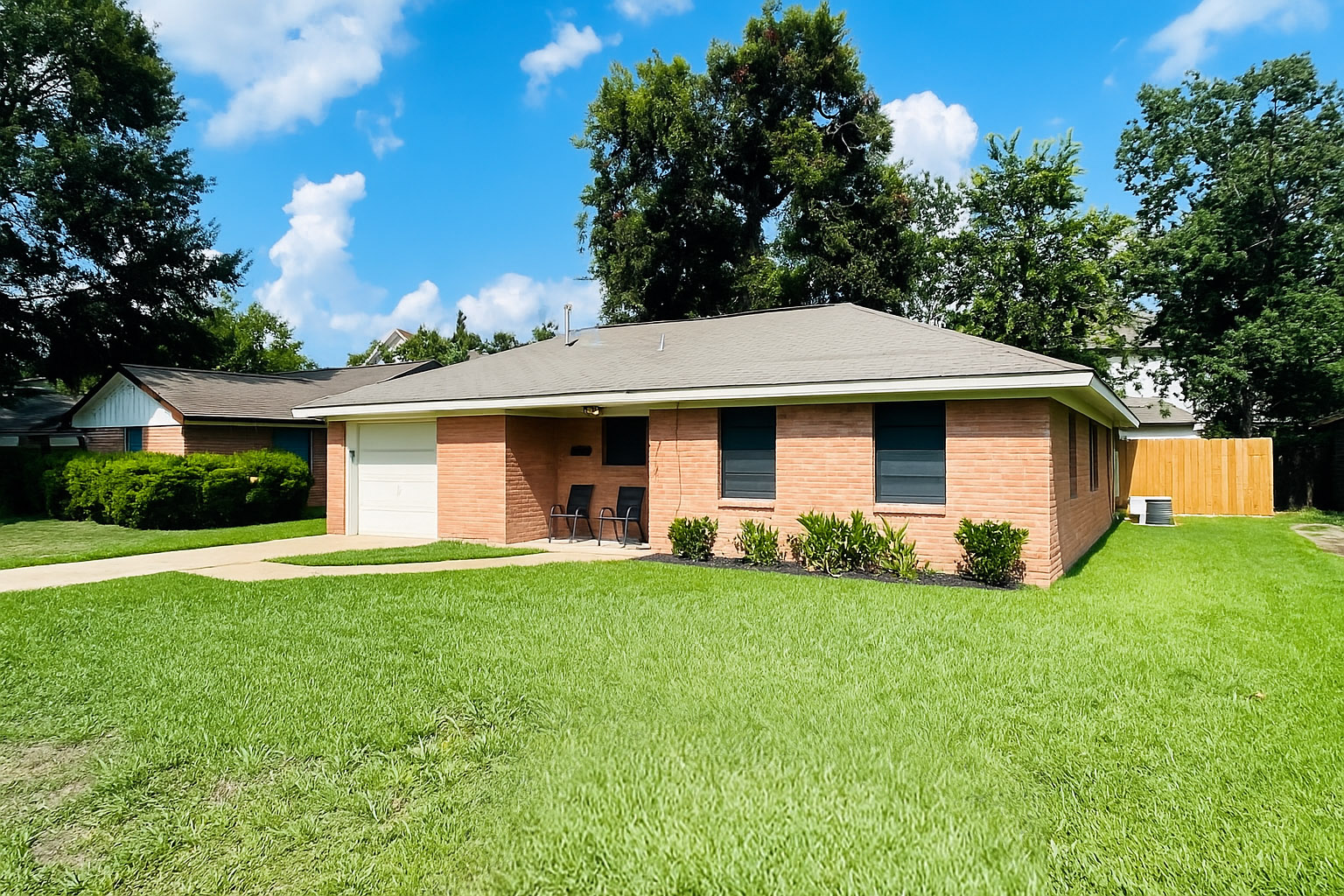 2218 Silverbonnet St, Houston, TX 77055 – HOT – SPRING BRANCH AREA OF HOUSTON – OWNER FINANCING AVAILABLE!!