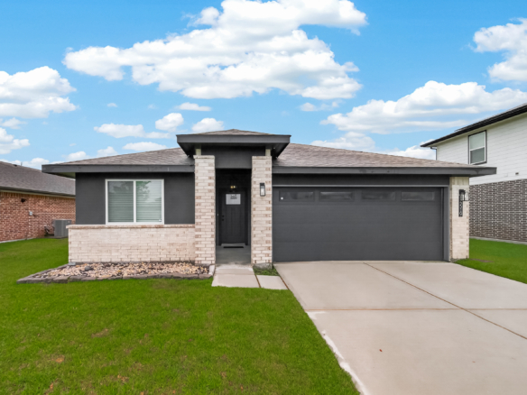 NEW LISTING – STUNNING ELEGANT BRICK HOME IN BAYTOWN! 4 BEDROOM, 2.5 BATHS 1,823 SQ FT